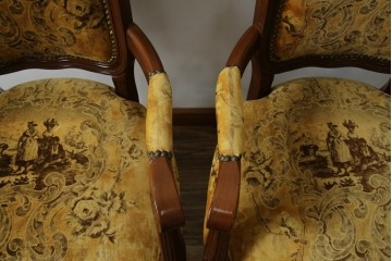 中古　美品　高級輸入家具エクセレンテ取り扱い　ウォールナットXゴールド　バロッコ(バロック)　繊細な彫刻が施された装飾が優雅な雰囲気を醸し出すアームチェア2脚　セット定価2脚で約24万5千円　(R-085727)