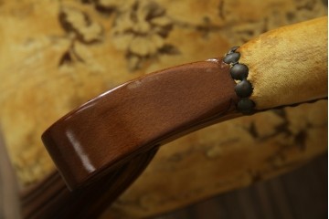 中古　美品　高級輸入家具エクセレンテ取り扱い　ウォールナットXゴールド　バロッコ(バロック)　繊細な彫刻が施された装飾が優雅な雰囲気を醸し出すアームチェア2脚　セット定価2脚で約24万5千円　(R-085727)