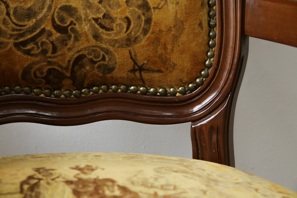 中古　美品　高級輸入家具エクセレンテ取り扱い　ウォールナットXゴールド　バロッコ(バロック)　繊細な彫刻が施された装飾が優雅な雰囲気を醸し出すアームチェア2脚　セット定価2脚で約24万5千円　(R-085727)