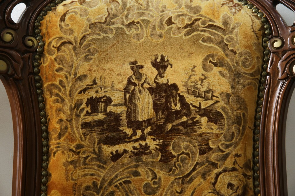 中古　美品　高級輸入家具エクセレンテ取り扱い　ウォールナットXゴールド　バロッコ(バロック)　繊細な彫刻が施された装飾が優雅な雰囲気を醸し出すアームチェア2脚　セット定価2脚で約24万5千円　(R-085727)