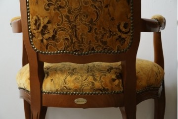 中古　美品　高級輸入家具エクセレンテ取り扱い　ウォールナットXゴールド　バロッコ(バロック)　繊細な彫刻が施された装飾が優雅な雰囲気を醸し出すアームチェア2脚　セット定価2脚で約24万5千円　(R-085727)