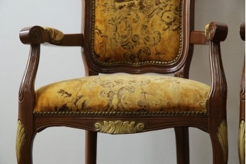 中古　美品　高級輸入家具エクセレンテ取り扱い　ウォールナットXゴールド　バロッコ(バロック)　繊細な彫刻が施された装飾が優雅な雰囲気を醸し出すアームチェア2脚　セット定価2脚で約24万5千円　(R-085727)