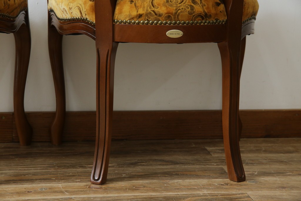 中古　美品　高級輸入家具エクセレンテ取り扱い　ウォールナットXゴールド　バロッコ(バロック)　繊細な彫刻が施された装飾が優雅な雰囲気を醸し出すアームチェア2脚　セット定価2脚で約24万5千円　(R-085727)