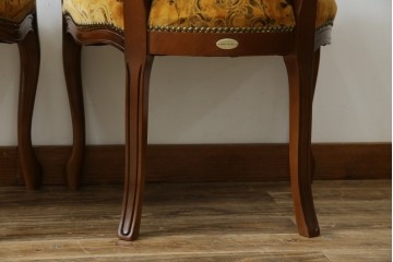 中古　美品　高級輸入家具エクセレンテ取り扱い　ウォールナットXゴールド　バロッコ(バロック)　繊細な彫刻が施された装飾が優雅な雰囲気を醸し出すアームチェア2脚　セット定価2脚で約24万5千円　(R-085727)