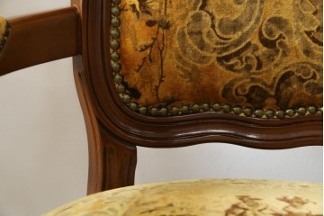 中古　美品　高級輸入家具エクセレンテ取り扱い　ウォールナットXゴールド　バロッコ(バロック)　繊細な彫刻が施された装飾が優雅な雰囲気を醸し出すアームチェア2脚　セット定価2脚で約24万5千円　(R-085727)