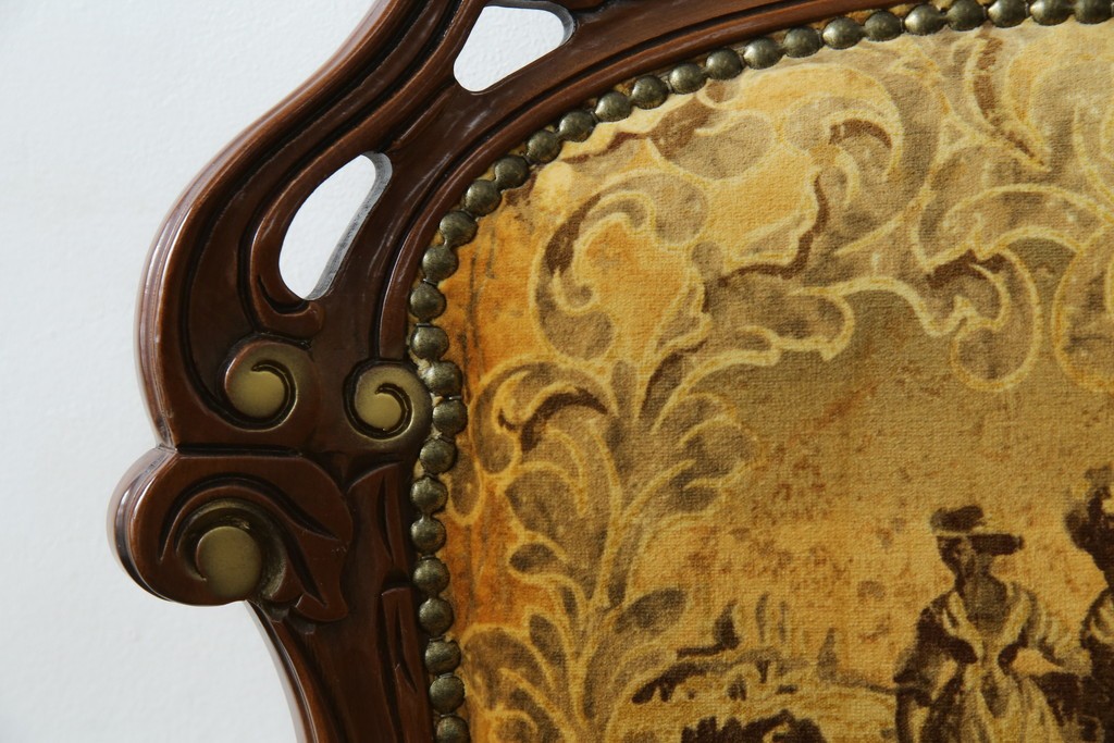 中古　美品　高級輸入家具エクセレンテ取り扱い　ウォールナットXゴールド　バロッコ(バロック)　繊細な彫刻が施された装飾が優雅な雰囲気を醸し出すアームチェア2脚　セット定価2脚で約24万5千円　(R-085727)