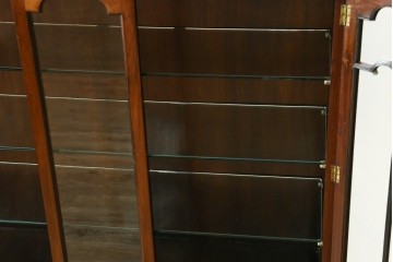 イギリスアンティーク　マホガニー材　彫刻装飾と猫脚がエレガントなガラスキャビネット　(R-085728)