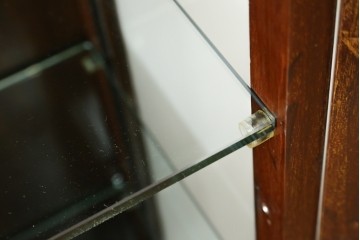 イギリスアンティーク　マホガニー材　彫刻装飾と猫脚がエレガントなガラスキャビネット　(R-085728)