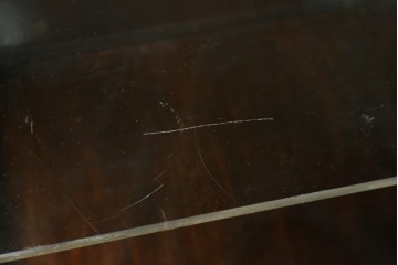 イギリスアンティーク　マホガニー材　彫刻装飾と猫脚がエレガントなガラスキャビネット　(R-085728)