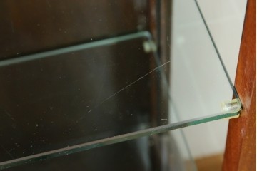イギリスアンティーク　マホガニー材　彫刻装飾と猫脚がエレガントなガラスキャビネット　(R-085728)