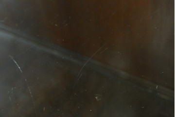 イギリスアンティーク　マホガニー材　彫刻装飾と猫脚がエレガントなガラスキャビネット　(R-085728)