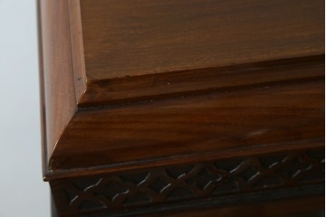 イギリスアンティーク　マホガニー材　彫刻装飾と猫脚がエレガントなガラスキャビネット　(R-085728)