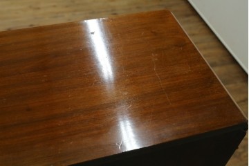 イギリスアンティーク　マホガニー材　彫刻装飾と猫脚がエレガントなガラスキャビネット　(R-085728)