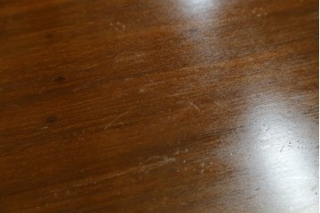 イギリスアンティーク　マホガニー材　彫刻装飾と猫脚がエレガントなガラスキャビネット　(R-085728)