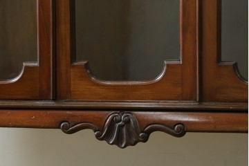 イギリスアンティーク　マホガニー材　彫刻装飾と猫脚がエレガントなガラスキャビネット　(R-085728)