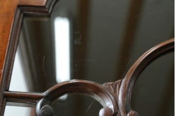 イギリスアンティーク　マホガニー材　彫刻装飾と猫脚がエレガントなガラスキャビネット　(R-085728)