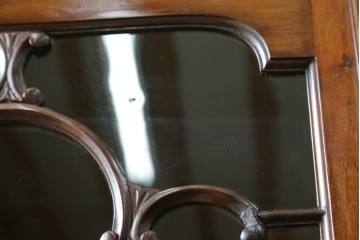 イギリスアンティーク　マホガニー材　彫刻装飾と猫脚がエレガントなガラスキャビネット　(R-085728)