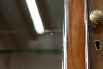 イギリスアンティーク　マホガニー材　彫刻装飾と猫脚がエレガントなガラスキャビネット　(R-085728)