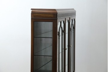 イギリスアンティーク　マホガニー材　エレガントな彫刻装飾と猫脚が魅力のガラスキャビネット　(R-085728)