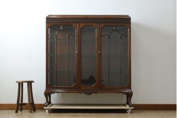イギリスアンティーク　マホガニー材　エレガントな彫刻装飾と猫脚が魅力のガラスキャビネット　(R-085728)