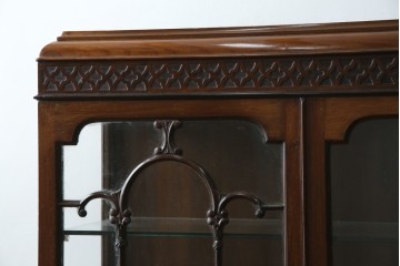 イギリスアンティーク　マホガニー材　エレガントな彫刻装飾と猫脚が魅力のガラスキャビネット　(R-085728)