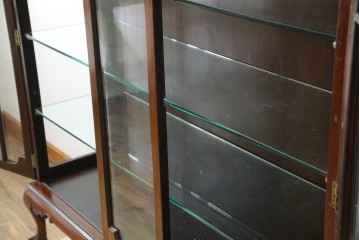 イギリスアンティーク　マホガニー材　エレガントな彫刻装飾と猫脚が魅力のガラスキャビネット　(R-085728)