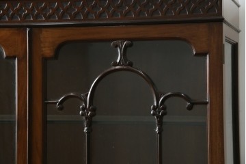 イギリスアンティーク　マホガニー材　エレガントな彫刻装飾と猫脚が魅力のガラスキャビネット　(R-085728)