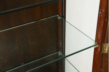 イギリスアンティーク　マホガニー材　エレガントな彫刻装飾と猫脚が魅力のガラスキャビネット　(R-085728)