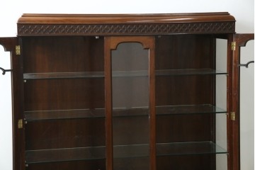 イギリスアンティーク　マホガニー材　エレガントな彫刻装飾と猫脚が魅力のガラスキャビネット　(R-085728)