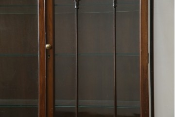 イギリスアンティーク　マホガニー材　エレガントな彫刻装飾と猫脚が魅力のガラスキャビネット　(R-085728)