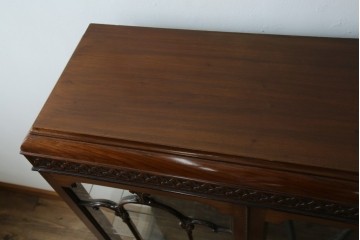 イギリスアンティーク　マホガニー材　エレガントな彫刻装飾と猫脚が魅力のガラスキャビネット　(R-085728)