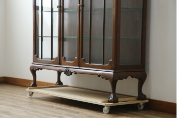 イギリスアンティーク　マホガニー材　エレガントな彫刻装飾と猫脚が魅力のガラスキャビネット　(R-085728)