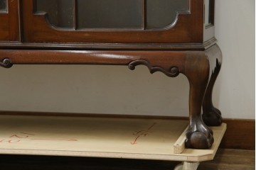 イギリスアンティーク　マホガニー材　エレガントな彫刻装飾と猫脚が魅力のガラスキャビネット　(R-085728)