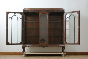 イギリスアンティーク　マホガニー材　エレガントな彫刻装飾と猫脚が魅力のガラスキャビネット　(R-085728)
