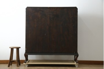 イギリスアンティーク　マホガニー材　エレガントな彫刻装飾と猫脚が魅力のガラスキャビネット　(R-085728)