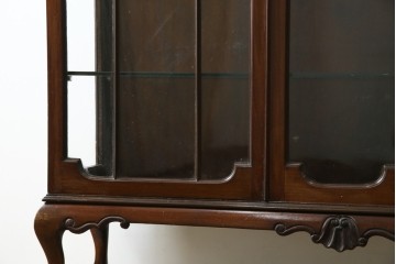イギリスアンティーク　マホガニー材　エレガントな彫刻装飾と猫脚が魅力のガラスキャビネット　(R-085728)
