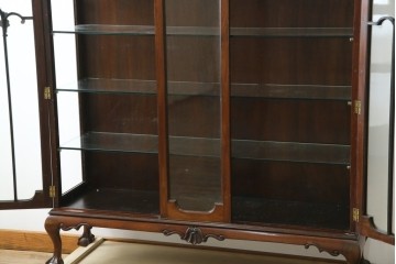 イギリスアンティーク　マホガニー材　エレガントな彫刻装飾と猫脚が魅力のガラスキャビネット　(R-085728)