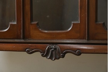 イギリスアンティーク　マホガニー材　エレガントな彫刻装飾と猫脚が魅力のガラスキャビネット　(R-085728)