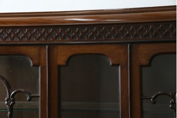 イギリスアンティーク　マホガニー材　エレガントな彫刻装飾と猫脚が魅力のガラスキャビネット　(R-085728)