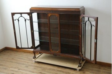 イギリスアンティーク　マホガニー材　エレガントな彫刻装飾と猫脚が魅力のガラスキャビネット　(R-085728)