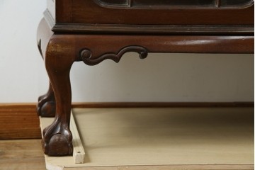 イギリスアンティーク　マホガニー材　エレガントな彫刻装飾と猫脚が魅力のガラスキャビネット　(R-085728)