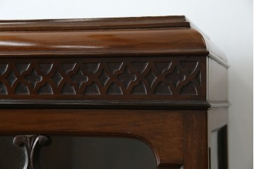 イギリスアンティーク　マホガニー材　エレガントな彫刻装飾と猫脚が魅力のガラスキャビネット　(R-085728)