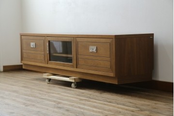 中古　美品　カリモク家具(karimoku)　domani(ドマーニ)　Morganton(モーガントン)　直線的なデザインとメタリックな引手が上品なテレビボード　定価約53万円　(R-085729)