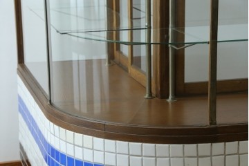 和製アンティーク　昭和レトロ　曲面ガラスが美しいタイル付きのL型ガラスケース　(R-085732)