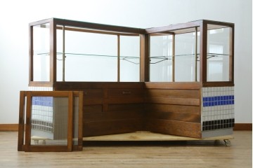 和製アンティーク　昭和レトロ　曲面ガラスが美しいタイル付きのL型ガラスケース　(R-085732)