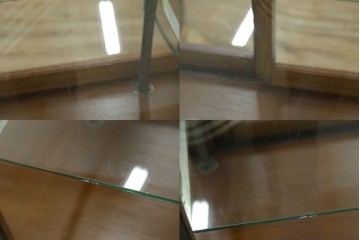 和製アンティーク　昭和レトロ　曲面ガラスが美しいタイル付きのL型ガラスケース　(R-085732)