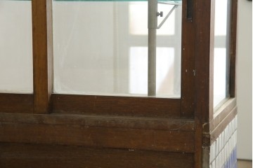 和製アンティーク　曲面ガラスが美しいタイル付きのL型ガラスケース　(R-085732)