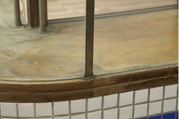 和製アンティーク　曲面ガラスが美しいタイル付きのL型ガラスケース　(R-085732)