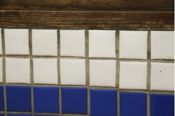 和製アンティーク　曲面ガラスが美しいタイル付きのL型ガラスケース　(R-085732)