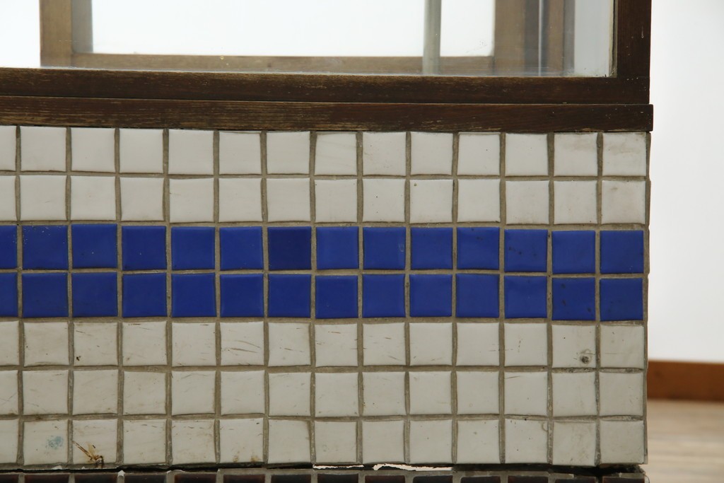 和製アンティーク　曲面ガラスが美しいタイル付きのL型ガラスケース　(R-085732)